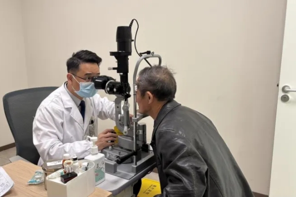 七旬老人十年眼疾終見光明——南昌愛爾眼科成功實施角膜移植手術
